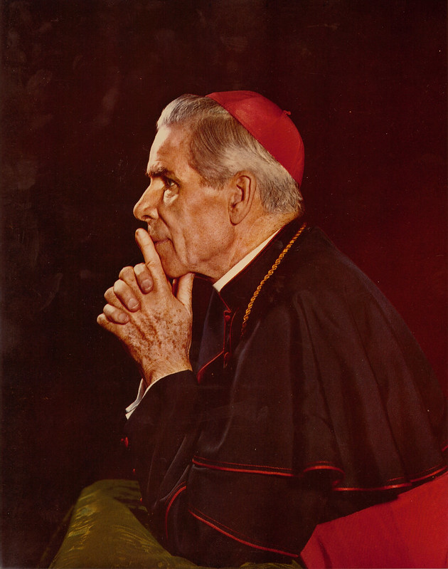 Fulton Sheen rezando El arzobispo Fulton J. Sheen rezando
